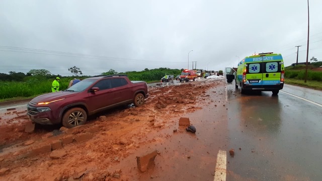 URGENTE: Engavetamento com 3 veículos é registrado na BR-163 em Sorriso