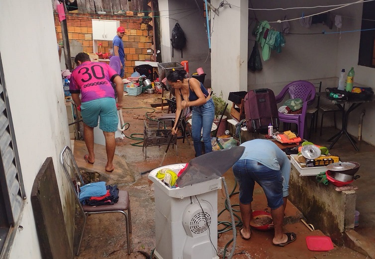 Chuva forte provoca alagamentos em Sorriso, cerca de 20 casas foram alagadas. Após lago do Rota do Sol transbordar, avenida foi interditada