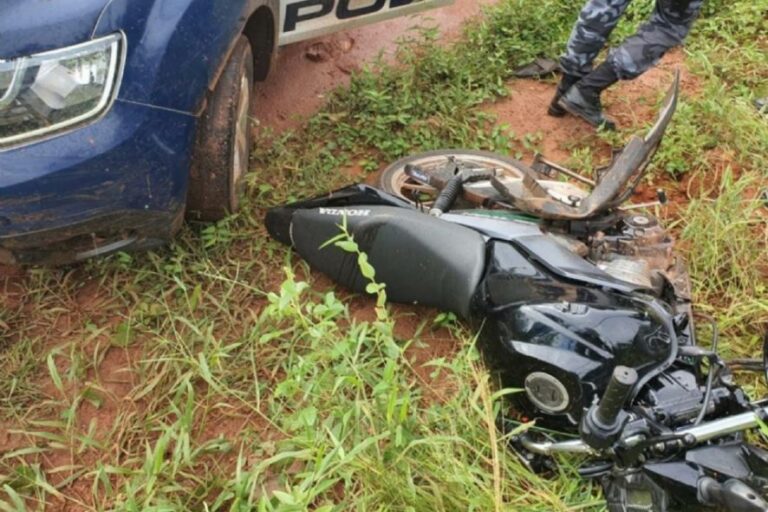 Fugindo da Polícia, suspeito de roubo bate moto em viatura