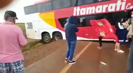 Ônibus fica travado no meio de rodovia em estrada que liga a Ipiranga do Norte; VEJA O VÍDEO