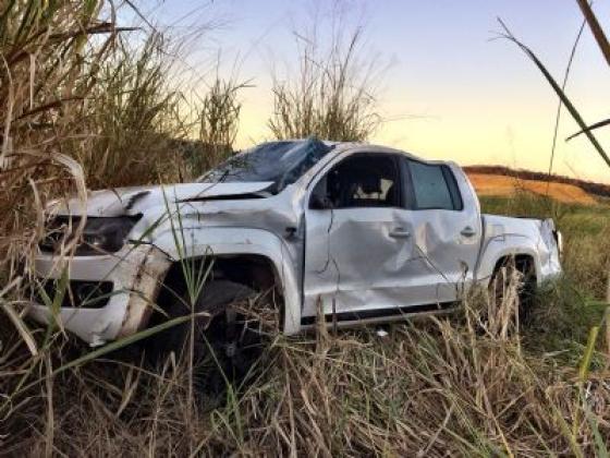 Motorista tenta ultrapassagem, cai em buraco e Amarok capota em MT