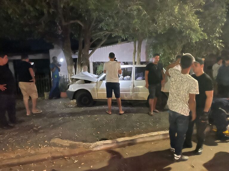 Sorriso: Fiat Uno colide em árvore e deixa ocupantes feridos