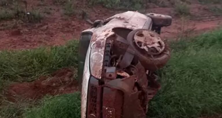 Carro capota na MT-338 em Itanhangá após desviar de caminhonete