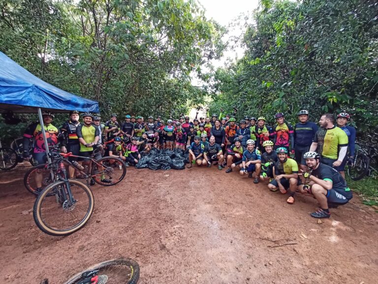 Grupo de ciclistas faz limpeza em Ponto Turistico e Sinop