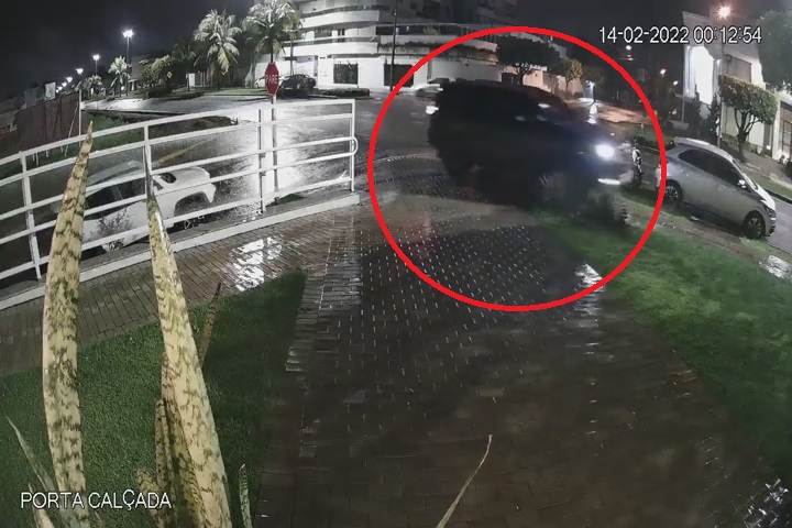 VEJA O VÍDEO: Condutor de Hilux perde controle de caminhonete e colide em carro estacionado