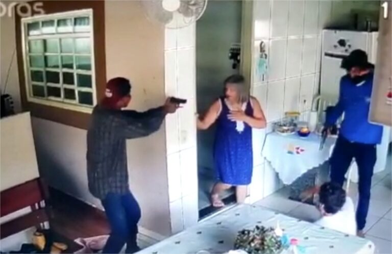 VÍDEO: Bandidos espancam moradores e ameaçam matar mulher em assalto