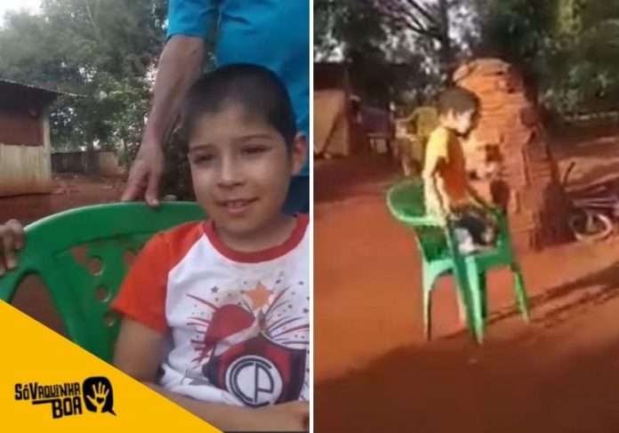 Menino cadeirante usa cadeira de plástico para jogar bola, emociona e ganha vaquinha