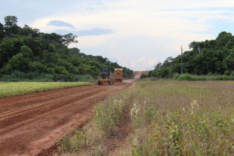 Conservação das estradas rurais segue mesmo em período chuvoso em Lucas do Rio Verde