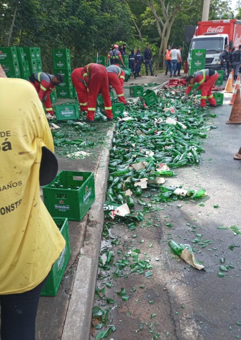 Cervejas caem de caminhão e polícia é chamada para conter tumulto e furto de bebidas