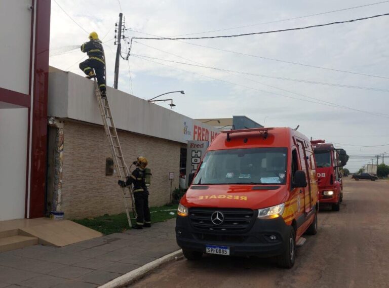 Bombeiros combate incêndio em depósito de hotel em Guarantã do Norte