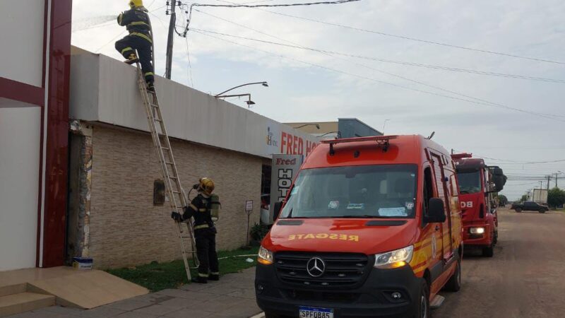 Bombeiros combate incêndio em depósito de hotel em Guarantã do Norte